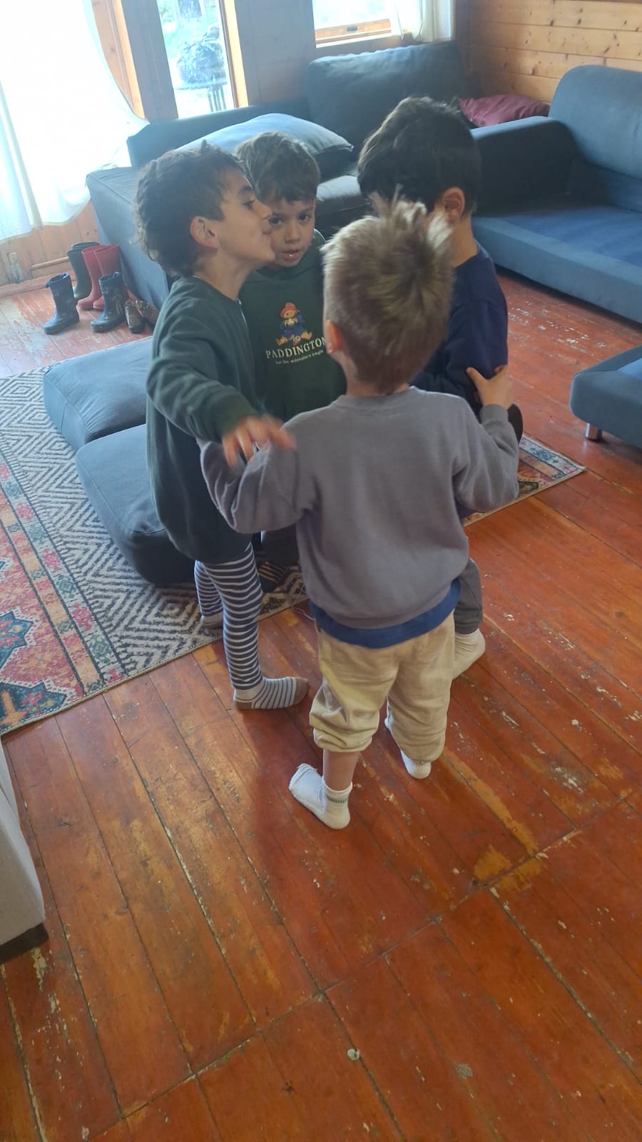 ילדים משחקים יחד במעגל